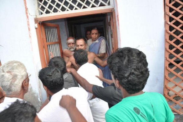 Agitators laying seige to ahouse where Thirukumaran Nadesan had performed a puja in Rameswaram on Tuesday-pic courtesy of: The Hindu