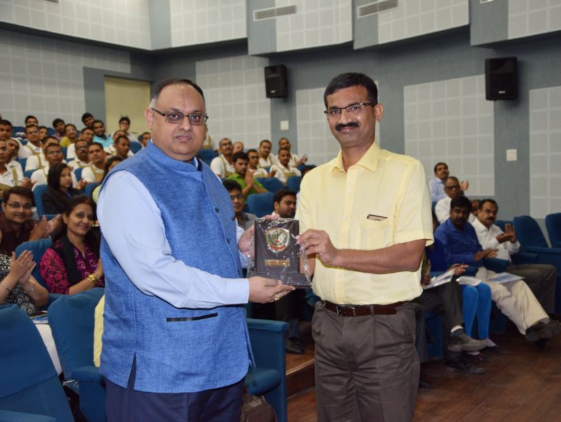 Sh. Vikas Sahay, IPS, Director General presenting memento to Sh. Sandeep Mittal, IPS, DIG, NICFS