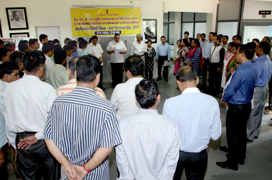 Shri Sh. Sandeep Mittal, IPS, DIG (Admin), NICFS administering the oath to the Staff and Trainees