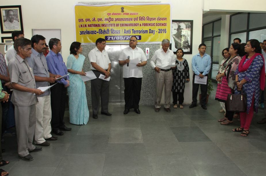 Shri Sandeep Mittal, IPS, DIG (Admin), NICFS administering the oath to the Staff and Trainees