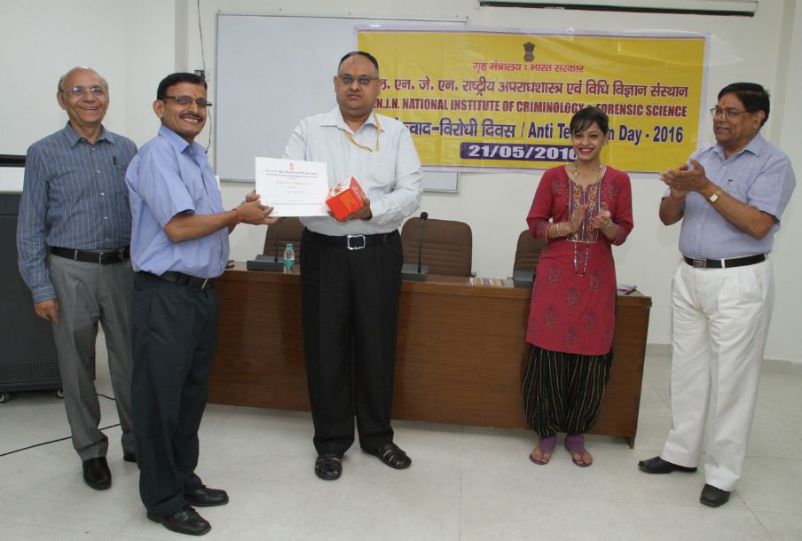 Shri Sandeep Mittal, IPS, DIG (Admin), NICFS distributing prizes to students /staff on Anti-Terrorism Day competition.