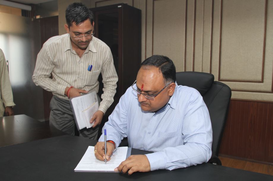 Sh. Sandeep Mittal IPS taking the charge as the Director, NICFS