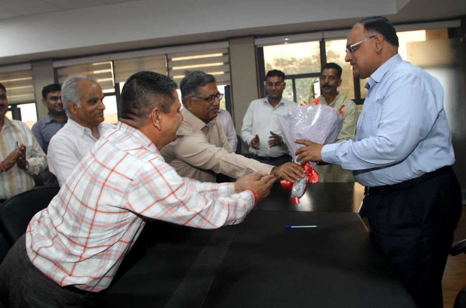 Faculty members and staff presenting a bouquet to Sh. Sandeep Mittal IPS 